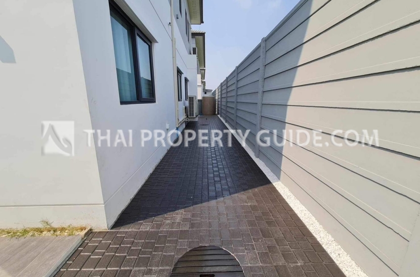 House with Shared Pool in Bangnatrad 